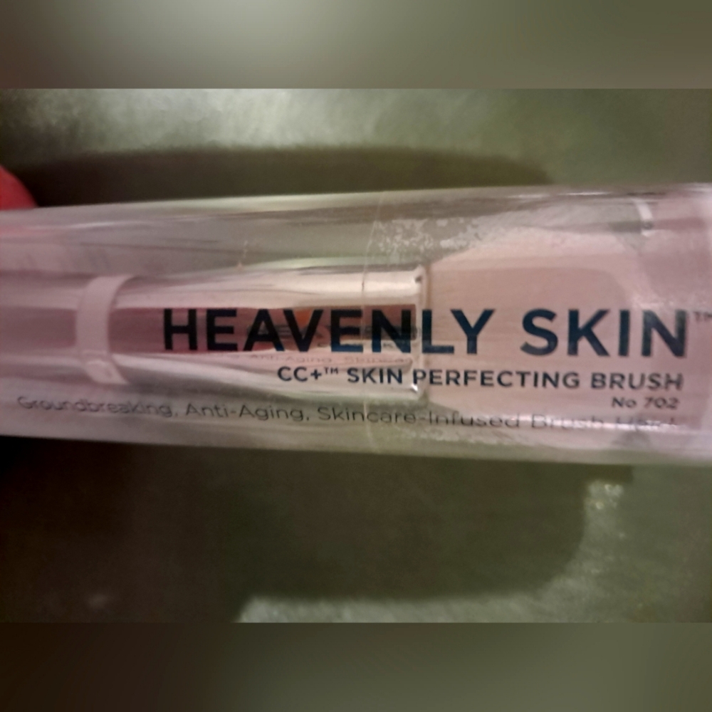 it Heavenly Skin cc+ skin perfecting brush no. 702 NWT